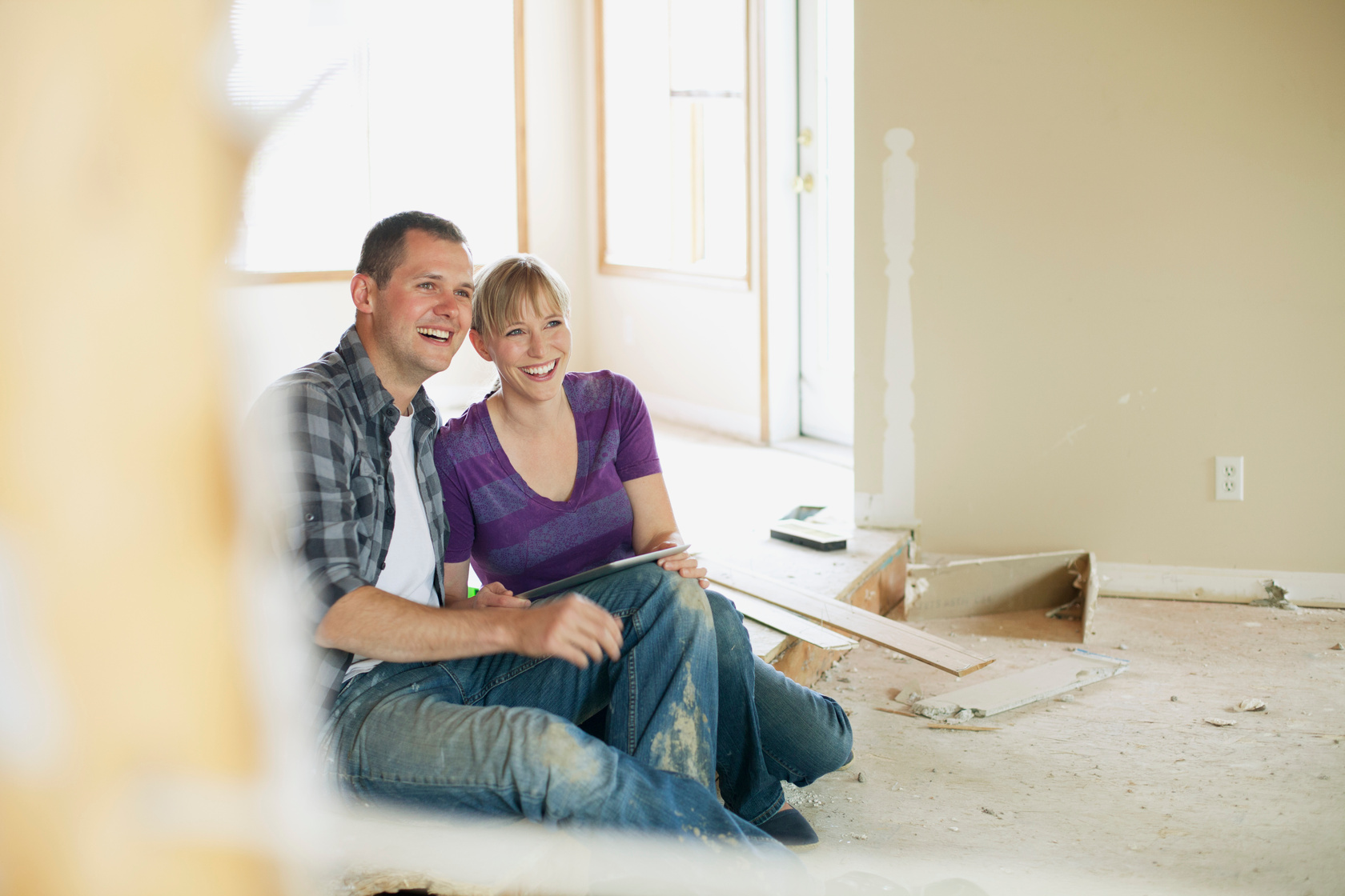 Couple faisant des choix de rénovation de maison